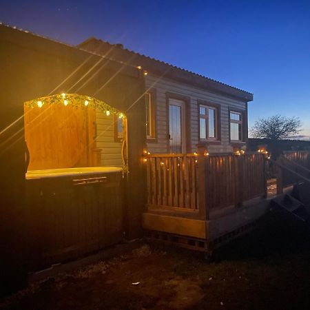 Keepers Shepherd Hut With Hot Tub Whitby Eksteriør bilde