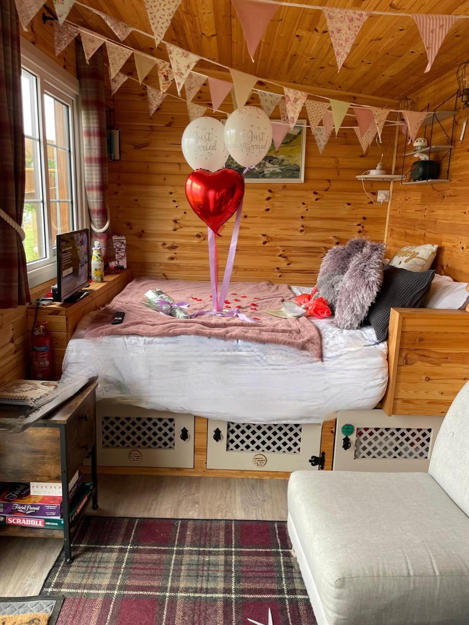 Keepers Shepherd Hut With Hot Tub Whitby Eksteriør bilde